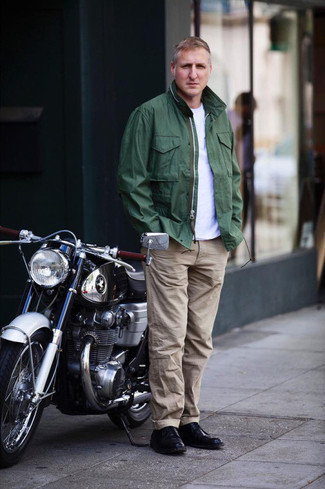 Olive Field Jacket Outfits: This stylish getup is easy to break down: an olive field jacket and khaki chinos. A pair of black leather derby shoes will bring an elegant twist to an otherwise utilitarian getup.