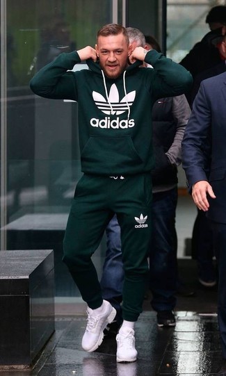 This combo of a dark green print hoodie and dark green sweatpants is solid proof that a simple casual look doesn't have to be boring. If not sure about the footwear, choose a pair of white athletic shoes.