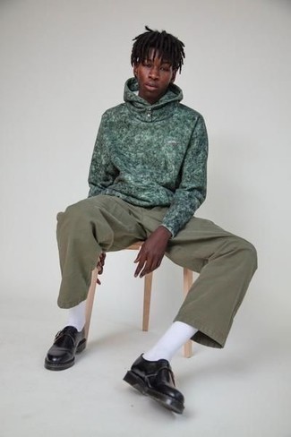 500+ Outfits For Men In Their 20s: This off-duty pairing of a dark green hoodie and olive chinos is extremely easy to pull together without a second thought, helping you look awesome and prepared for anything without spending too much time combing through your wardrobe. For something more on the classy end to finish this look, enter a pair of black leather monks into the equation. If you want to project maturity and professionalism as a guy in his twenties, an ensemble like this is a safe bet.