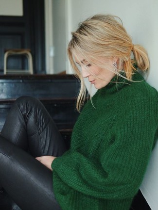 Dark Green Knit Turtleneck Outfits For Women: This laid-back combo of a dark green knit turtleneck and black leather leggings is super easy to pull together in next to no time, helping you look chic and prepared for anything without spending too much time combing through your closet.