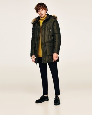 Puffer Coat Outfits For Men: For effortless style without the need to sacrifice on practicality, we like this combo of a puffer coat and black chinos. Let your styling prowess truly shine by finishing off your ensemble with black leather derby shoes.