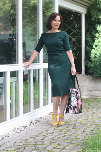 Gold Leather Heeled Sandals Outfits: Demonstrate that you do classic and casual like no-one else in a dark green sheath dress. Introduce gold leather heeled sandals to this ensemble et voila, the outfit is complete.
