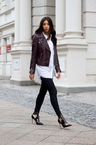 White Shirtdress Outfits: Wear a white shirtdress with black leggings for both stylish and easy-to-style ensemble. To give your overall ensemble a more elegant twist, why not add a pair of black leather heeled sandals to the equation?