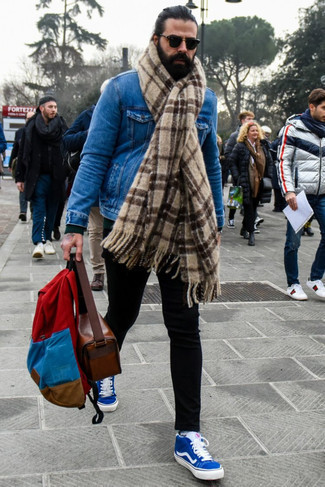 Multi colored Canvas Backpack Outfits For Men: Opt for a blue denim jacket and a multi colored canvas backpack for a look that's both off-duty and functional. Give an elegant twist to this outfit by slipping into a pair of blue canvas low top sneakers.