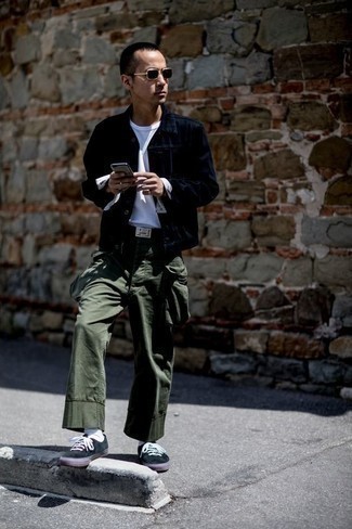 Olive Cargo Pants Outfits: Why not consider teaming a navy denim jacket with olive cargo pants? Both of these items are super comfortable and look cool combined together. On the footwear front, this look is complemented wonderfully with black canvas low top sneakers.