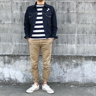 Bracelet Outfits For Men: To pull together a casual outfit with an urban finish, you can go for a navy denim jacket and a bracelet. Want to go all out with shoes? Introduce white canvas low top sneakers to this ensemble.