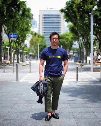Navy Print Crew-neck T-shirt Outfits For Men: A navy print crew-neck t-shirt and olive chinos worn together are a perfect match. Feeling brave? Change up this look by finishing off with a pair of black leather loafers.