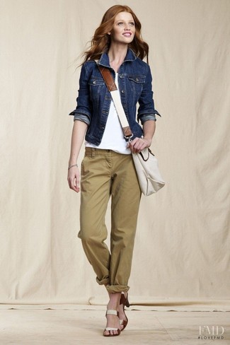 Dark Green Chinos Outfits For Women: This is definitive proof that a navy denim jacket and dark green chinos look amazing when teamed together in a relaxed getup. And if you want to instantly up the style ante of this look with one single piece, why not finish with a pair of beige canvas heeled sandals?