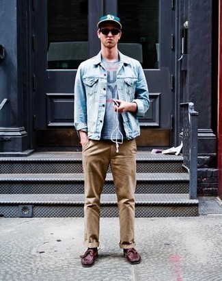 Dark Green Baseball Cap Outfits For Men: A light blue denim jacket looks especially great when paired with a dark green baseball cap in a relaxed casual ensemble. On the shoe front, go for something on the smarter end of the spectrum and finish your ensemble with burgundy leather boat shoes.