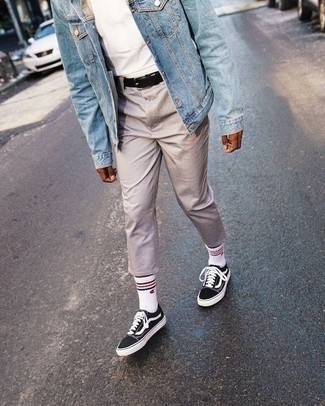White and Black Print Socks Outfits For Men: A light blue denim jacket and white and black print socks have become a go-to casual combo for many fashion-forward gents. If you want to instantly step up this ensemble with a pair of shoes, why not make black and white canvas low top sneakers your footwear choice?