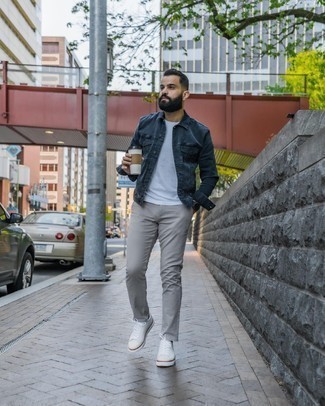 Black Leather Watch Outfits For Men: The combination of a navy denim jacket and a black leather watch makes for a solid laid-back ensemble. Let your sartorial chops really shine by finishing off your ensemble with a pair of white canvas low top sneakers.
