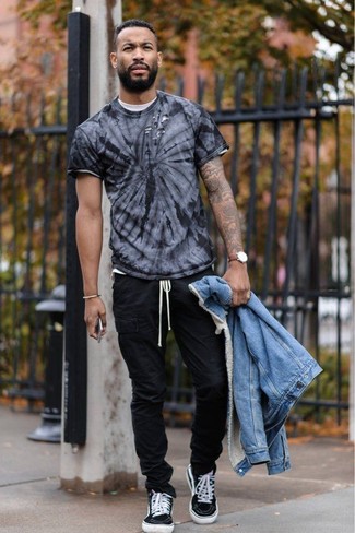 Black Cargo Pants Outfits: A blue denim jacket and black cargo pants are stylish menswear pieces, without which no closet would be complete. A pair of black canvas low top sneakers finishes off this outfit quite well.