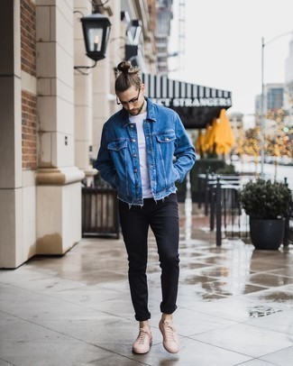 Black Jeans with Denim Jacket Outfits For Men: This casual combination of a denim jacket and black jeans is super easy to throw together in no time flat, helping you look on-trend and prepared for anything without spending a ton of time going through your wardrobe. Pink leather low top sneakers finish off this outfit very well.
