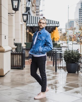 Black Jeans with Denim Jacket Outfits For Men: This casual combo of a denim jacket and black jeans can only be described as devastatingly dapper. We're loving how cohesive this outfit looks when completed by pink leather low top sneakers.
