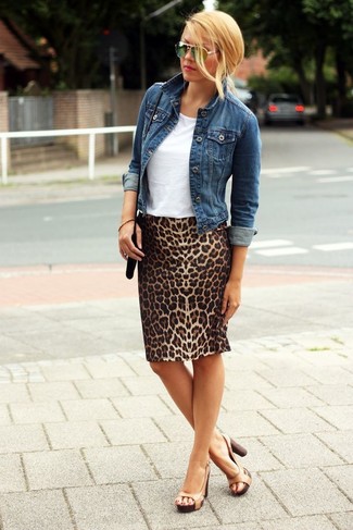 Brown Leopard Pencil Skirt Outfits: A blue denim jacket and a brown leopard pencil skirt are a good outfit formula to keep in your wardrobe. Complement this outfit with a pair of tan leather heeled sandals to avoid looking too casual.