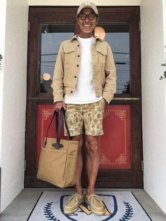 Beige Denim Jacket Outfits For Men: A beige denim jacket and beige camouflage shorts are a nice pairing to keep in your daily casual collection. If you wish to immediately smarten up this look with shoes, introduce a pair of beige suede desert boots to the mix.