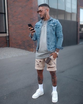 Beige Denim Shorts Outfits For Men: If you're all about comfort styling when it comes to fashion, you'll appreciate this street style pairing of a light blue denim jacket and beige denim shorts. This outfit is rounded off wonderfully with a pair of white leather low top sneakers.