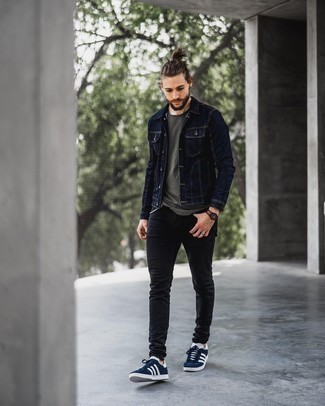 Navy and White Suede Low Top Sneakers Outfits For Men: A navy denim jacket and black skinny jeans are the kind of a winning casual look that you so terribly need when you have no extra time to dress up. If not sure about the footwear, stick to navy and white suede low top sneakers.