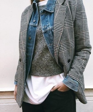 Charcoal Blazer Outfits For Women: Consider wearing a charcoal blazer and black skinny jeans to pull together an incredibly chic and current casual outfit.