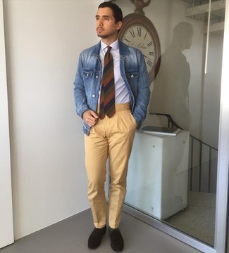 Khaki Dress Pants Outfits For Men: Loving how this combo of a blue denim jacket and khaki dress pants instantly makes men look sharp and elegant. If not sure as to the footwear, slip into a pair of black suede loafers.