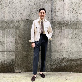 Dark Brown Suede Tassel Loafers Outfits: Go all out in a white denim jacket and charcoal dress pants. If you don't know how to finish, complete your ensemble with dark brown suede tassel loafers.