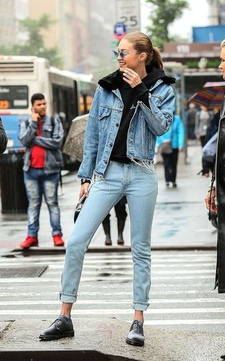 Blue Socks Outfits For Women: A blue denim jacket and blue socks are indispensable must-haves if you're figuring out a casual wardrobe that matches up to the highest fashion standards. For a more laid-back aesthetic, complete your look with a pair of black leather derby shoes.