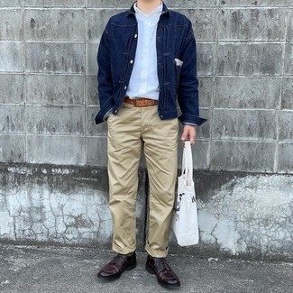 Chinos Outfits In Their 30s: You're looking at the hard proof that a navy denim jacket and chinos are amazing when combined together in a casual outfit. Add a little kick to the ensemble with burgundy leather derby shoes. This combo demonstrates that after 30 your style options are far from limited.