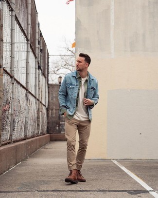 This combination of a light blue denim jacket and khaki chinos is pulled together and yet it looks easy enough and ready for anything. A pair of brown leather casual boots introduces a classic aesthetic to the outfit.