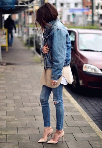 Navy Ripped Skinny Jeans Outfits: Consider pairing a blue denim jacket with navy ripped skinny jeans if you're in search of an outfit option for when you want to look casual and cool. Complement this ensemble with a pair of beige leather pumps to kick things up to the next level.