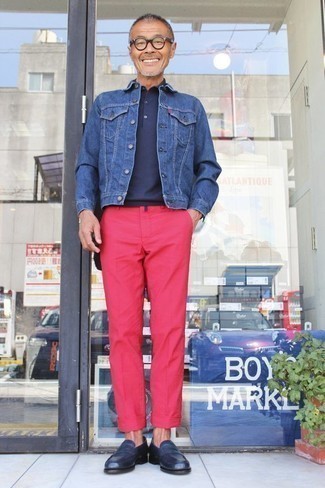 Pink Chinos Outfits: Go for a straightforward but at the same time casually cool choice by putting together a blue denim jacket and pink chinos. Give an element of refinement to your ensemble by sporting a pair of navy leather loafers.
