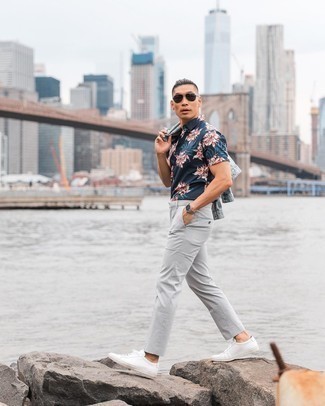 Navy Floral Short Sleeve Shirt Outfits For Men: Who said you can't make a style statement with a casual ensemble? Draw the attention in a navy floral short sleeve shirt and grey chinos. For maximum fashion points, complement this getup with a pair of white canvas low top sneakers.