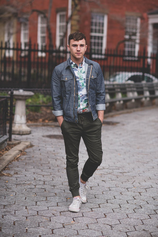Navy Denim Jacket Outfits For Men: A navy denim jacket and dark green chinos are a combo that every sartorial-savvy guy should have in his casual styling routine. Finishing with white canvas low top sneakers is a guaranteed way to inject a playful touch into this look.