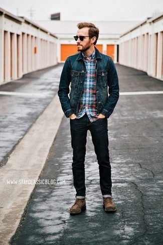 Navy Plaid Short Sleeve Shirt Outfits For Men: Marry a navy plaid short sleeve shirt with navy jeans to showcase you've got serious styling prowess. Finishing off with a pair of brown suede casual boots is a simple way to add some extra depth to this look.