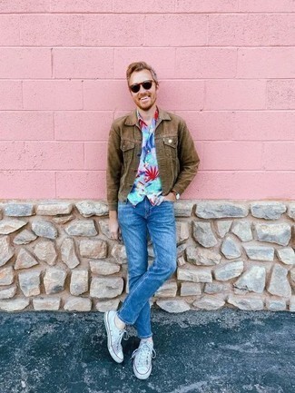 Brown Denim Jacket Outfits For Men: For a casual look, pair a brown denim jacket with blue jeans — these pieces play nicely together. Complete this look with white canvas low top sneakers for extra fashion points.