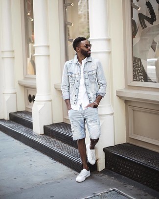 Light Blue Denim Shorts Outfits For Men: A light blue denim jacket and light blue denim shorts are a city casual pairing that every style-savvy gentleman should have in his menswear arsenal. White canvas low top sneakers look great here.