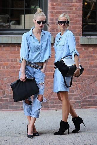 Black and White Canvas Bag Outfits For Women: If it's ease and practicality that you appreciate in an ensemble, opt for a light blue denim shirt and a black and white canvas bag. For a trendy mix, introduce black leather pumps to the mix.