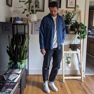 Charcoal Jeans with T-shirt Outfits For Men: A t-shirt and charcoal jeans are the kind of a tested off-duty outfit that you need when you have no extra time to dress up. Feeling transgressive? Jazz things up by wearing a pair of white canvas high top sneakers.