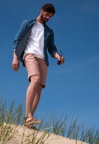 Pink Shorts with Crew-neck T-shirt Outfits For Men: A well put together combination of a crew-neck t-shirt and pink shorts will set you apart in an instant. Brown leather sandals will bring a playful vibe to this outfit.