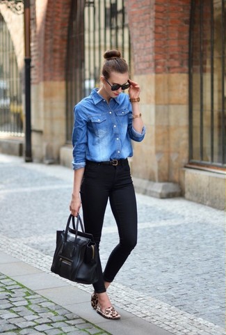 Blue Denim Shirt Outfits For Women: Why not try pairing a blue denim shirt with black skinny jeans? As well as super comfortable, these pieces look incredible worn together. Want to go all out on the shoe front? Introduce a pair of beige leopard suede loafers to the mix.