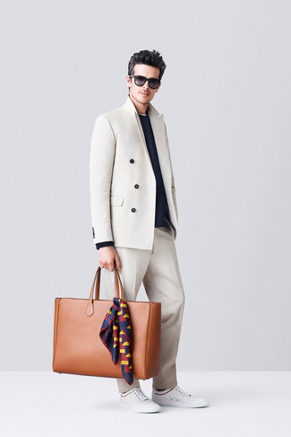 Brown Leather Tote Bag Outfits For Men: A beige double breasted blazer and a brown leather tote bag are great menswear essentials that will integrate perfectly within your current lineup. Now all you need is a pair of white low top sneakers.