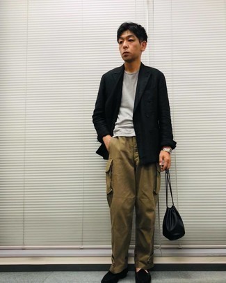 Black Leather Messenger Bag Outfits: Super dapper, this relaxed combo of a black double breasted blazer and a black leather messenger bag delivers wonderful styling possibilities. And if you need to instantly step up this getup with a pair of shoes, introduce a pair of black velvet loafers to the equation.
