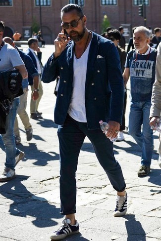 Blue Suede Low Top Sneakers Outfits For Men: You'll be amazed at how easy it is for any man to put together this effortlessly neat ensemble. Just a navy double breasted blazer worn with navy chinos. You could follow the casual route on the shoe front by wearing a pair of blue suede low top sneakers.