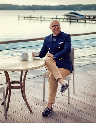 Navy Leather Boat Shoes Outfits: Look your best in a navy double breasted blazer and khaki dress pants. A pair of navy leather boat shoes will add a carefree touch to this look.