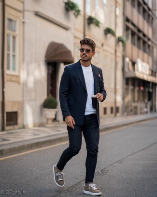 Brown Suede Low Top Sneakers Outfits For Men: For an effortlessly classic ensemble, choose a navy double breasted blazer and navy skinny jeans — these two pieces fit pretty good together. Bring a more casual twist to this outfit by finishing with brown suede low top sneakers.