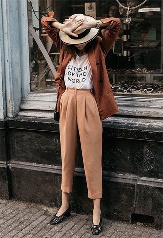 Tan Tapered Pants Outfits For Women: You'll be surprised at how extremely easy it is to get dressed like this. Just a tobacco double breasted blazer teamed with tan tapered pants. If you're wondering how to finish off, a pair of black leather loafers is a safe option.
