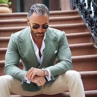 Mint Blazer Outfits For Men: A mint blazer and beige chinos matched together are a match made in heaven.