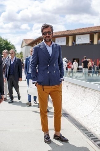 Black Sunglasses Dressy Outfits For Men: A navy double breasted blazer and black sunglasses are the perfect base for a countless number of dapper looks. As for the shoes, go down a more classic route with a pair of dark brown leather tassel loafers.