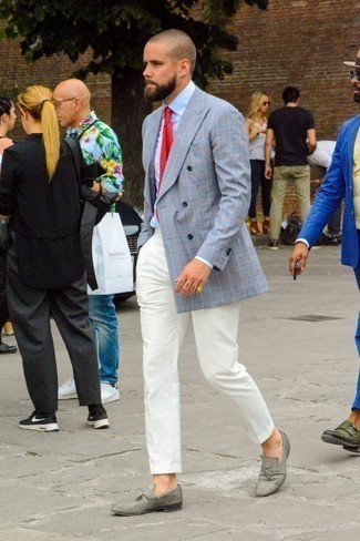 Aquamarine Blazer Outfits For Men: Putting together an aquamarine blazer and white chinos is a guaranteed way to inject your day-to-day collection with some rugged sophistication. For something more on the smart end to complete your ensemble, add grey suede tassel loafers to the equation.