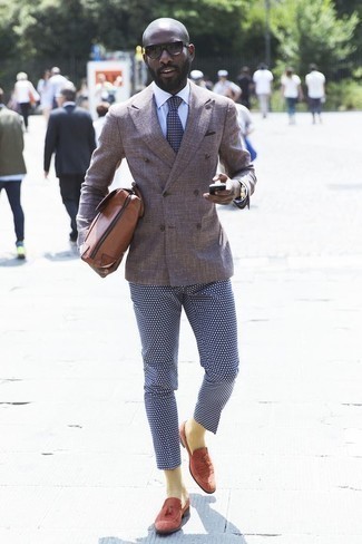 Tan Leather Briefcase Outfits: Beyond dapper, this off-duty pairing of a brown double breasted blazer and a tan leather briefcase will provide you with countless styling opportunities. To bring out a sophisticated side of you, introduce a pair of tobacco suede tassel loafers to this getup.