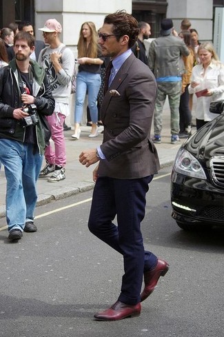 Demonstrate that you do classic and casual men's fashion like a menswear maven in a dark brown double breasted blazer and navy chinos. You can take a sleeker approach with shoes and introduce a pair of burgundy leather oxford shoes to the mix.